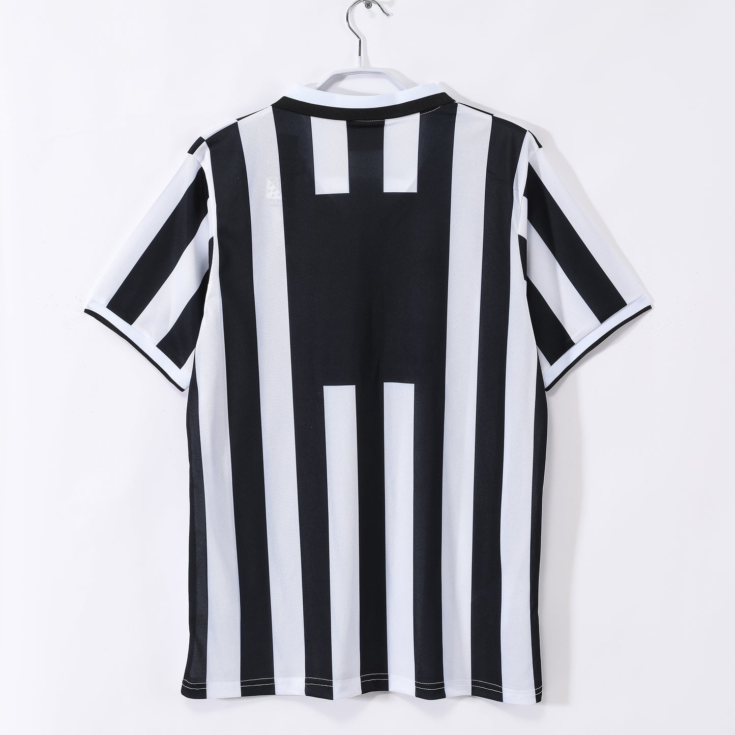 Camiseta retro Juventus 1994/95 primera equipación detalle escudo bianconeri – Cortita y al Pie