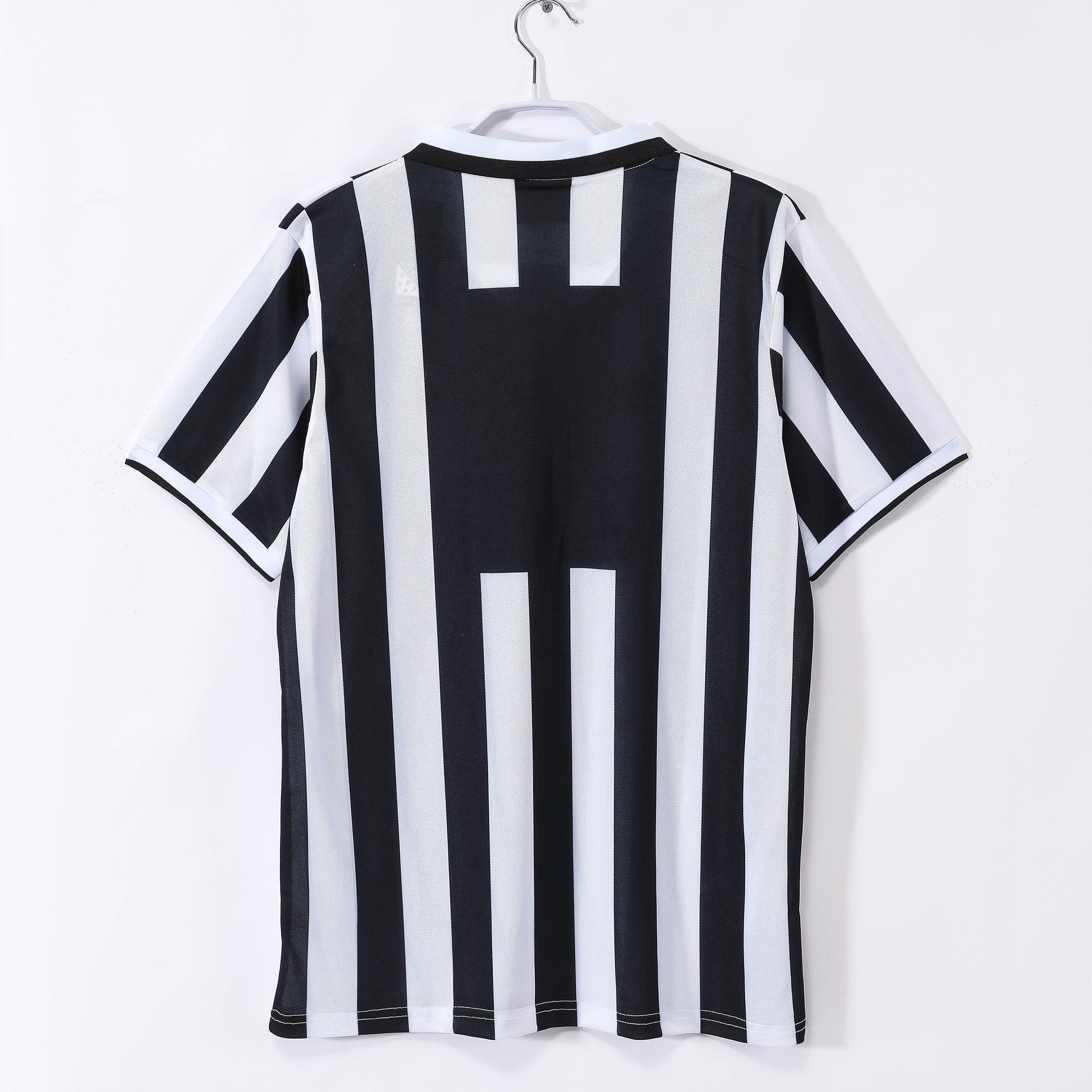 Camiseta retro Juventus 1994/95 primera equipación detalle escudo bianconeri – Cortita y al Pie