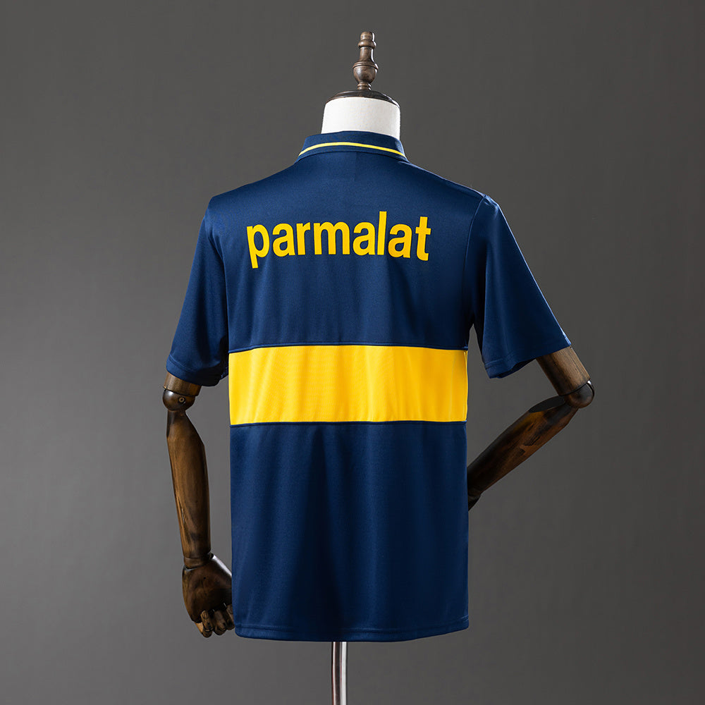 Camiseta retro Boca Juniors 1995/96 primera equipación detalle escudo xeneize – Cortita y al Pie