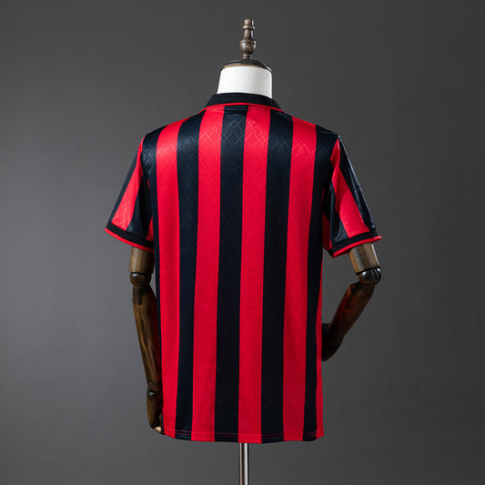Camiseta retro AC Milan 1995/96 primera equipación detalle escudo San Siro – Cortita y al Pie