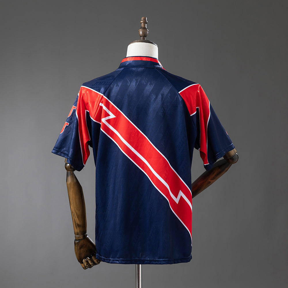 Camiseta retro Rayo Vallecano 1995/96 segunda equipación detalle escudo – Cortita y al Pie