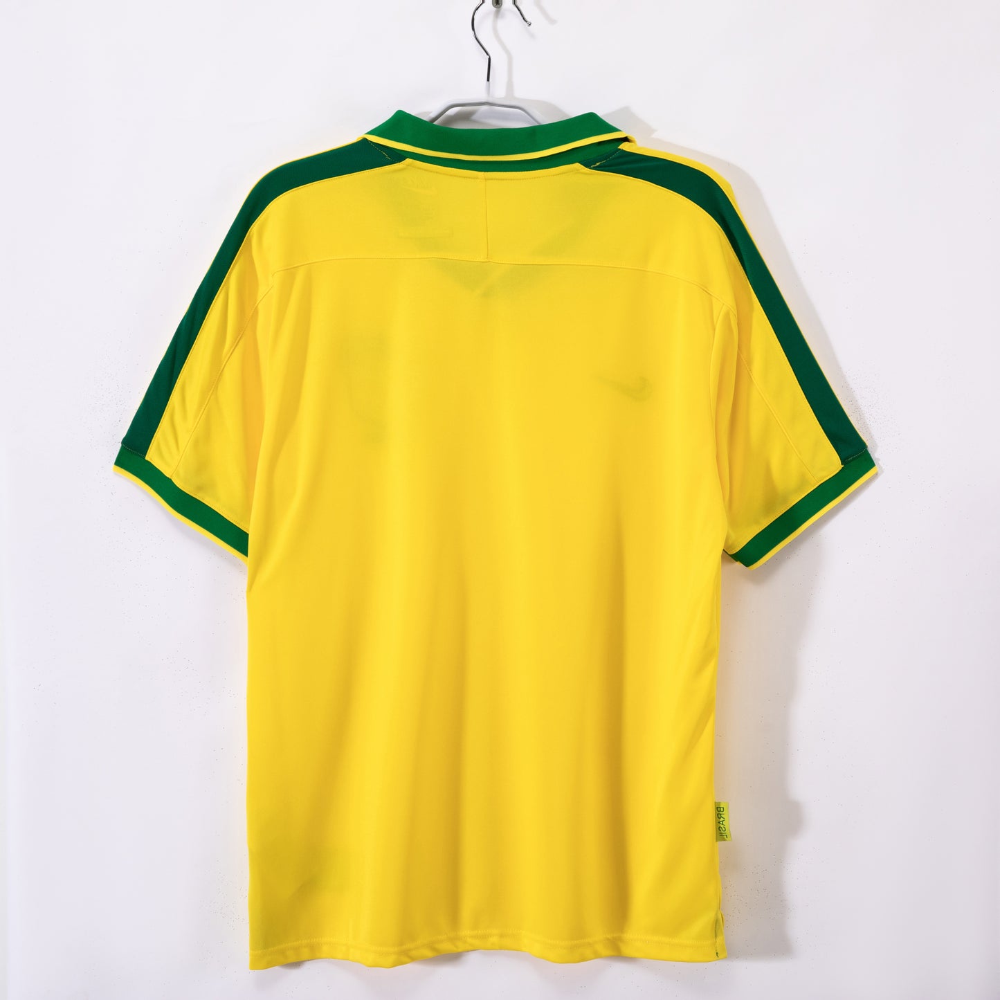 Camiseta retro Brasil 1996 primera equipación detalle escudo canarinha – Cortita y al Pie