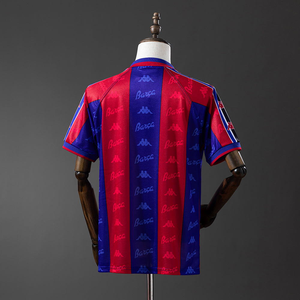 Camiseta retro FC Barcelona 1996/97 primera equipación detalle escudo Ronaldo – Cortita y al Pie