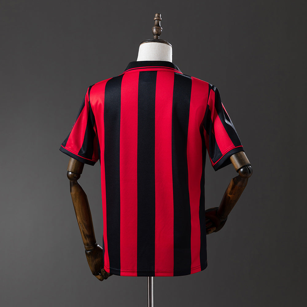 Camiseta retro AC Milan 1996/97 primera equipación detalle escudo clásico – Cortita y al Pie