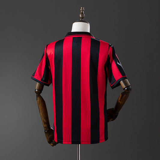 Camiseta retro AC Milan 1996/97 primera equipación detalle escudo clásico – Cortita y al Pie