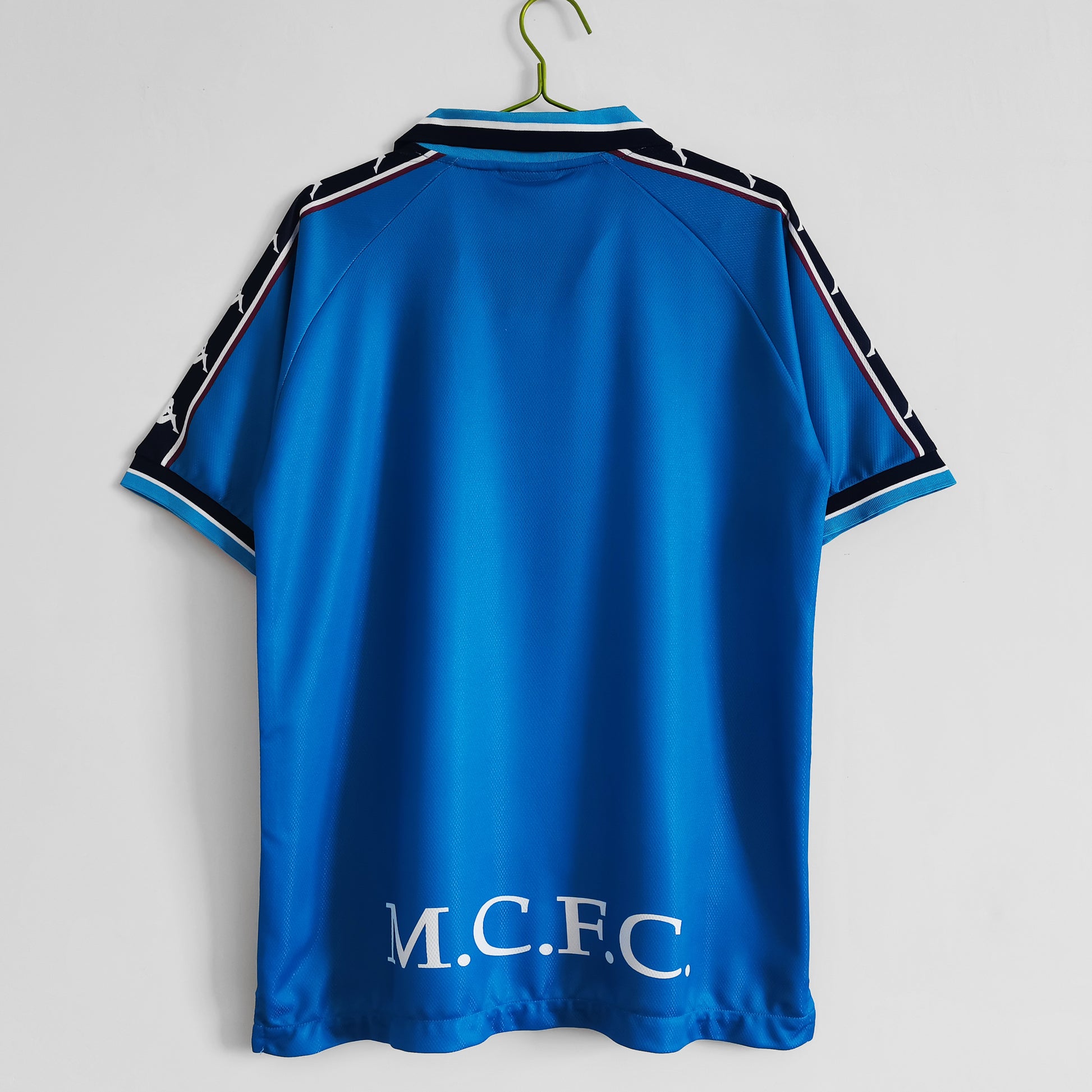 Camiseta retro Manchester City 1997/98 primera equipación detalle escudo – Cortita y al Pie