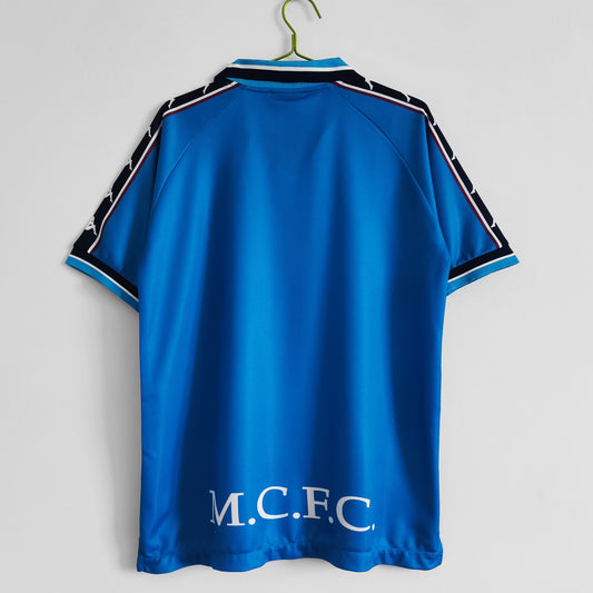 Camiseta retro Manchester City 1997/98 primera equipación detalle escudo – Cortita y al Pie