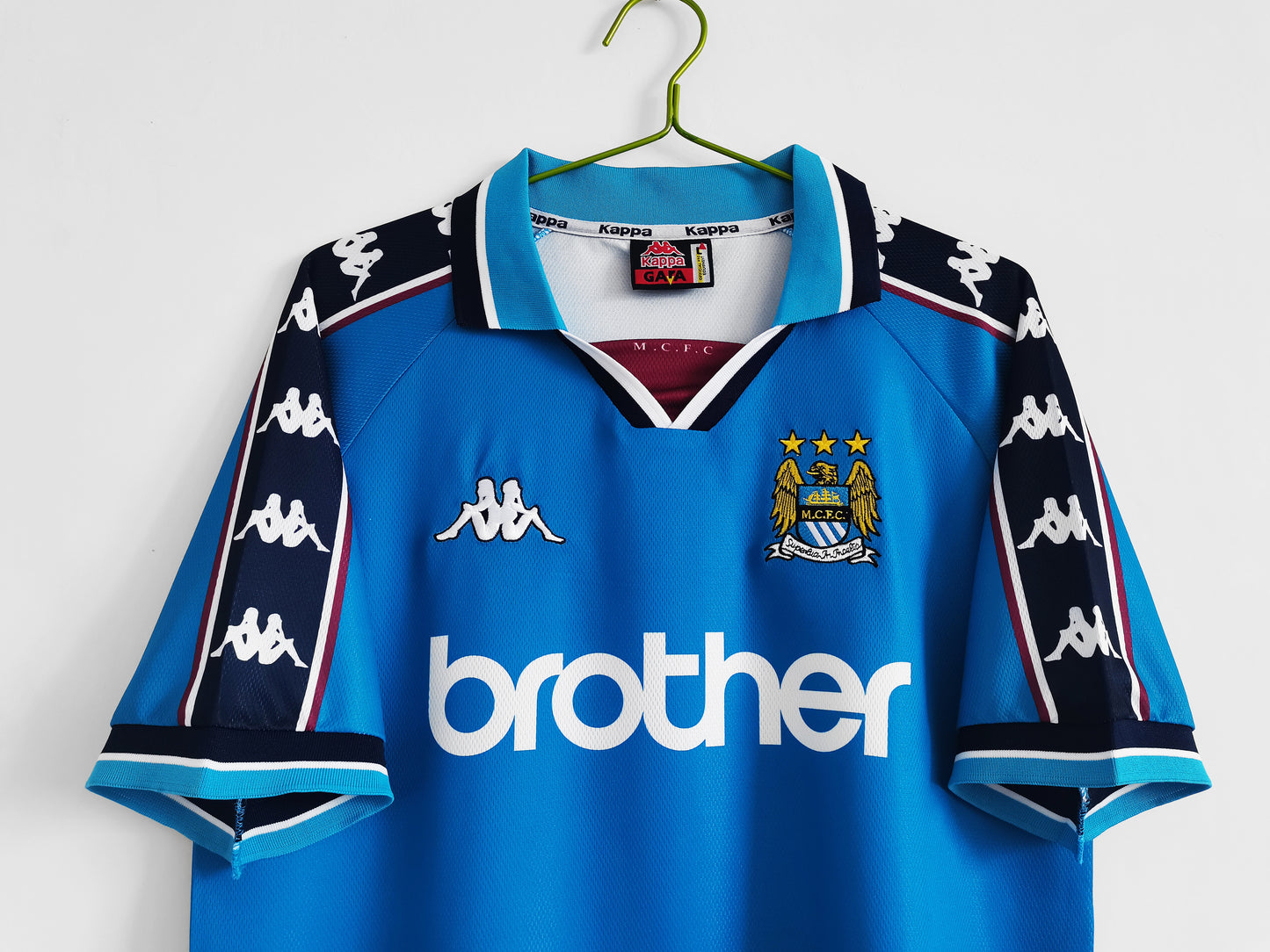 Camiseta retro Manchester City 1997/98 primera equipación lateral celeste – Cortita y al Pie