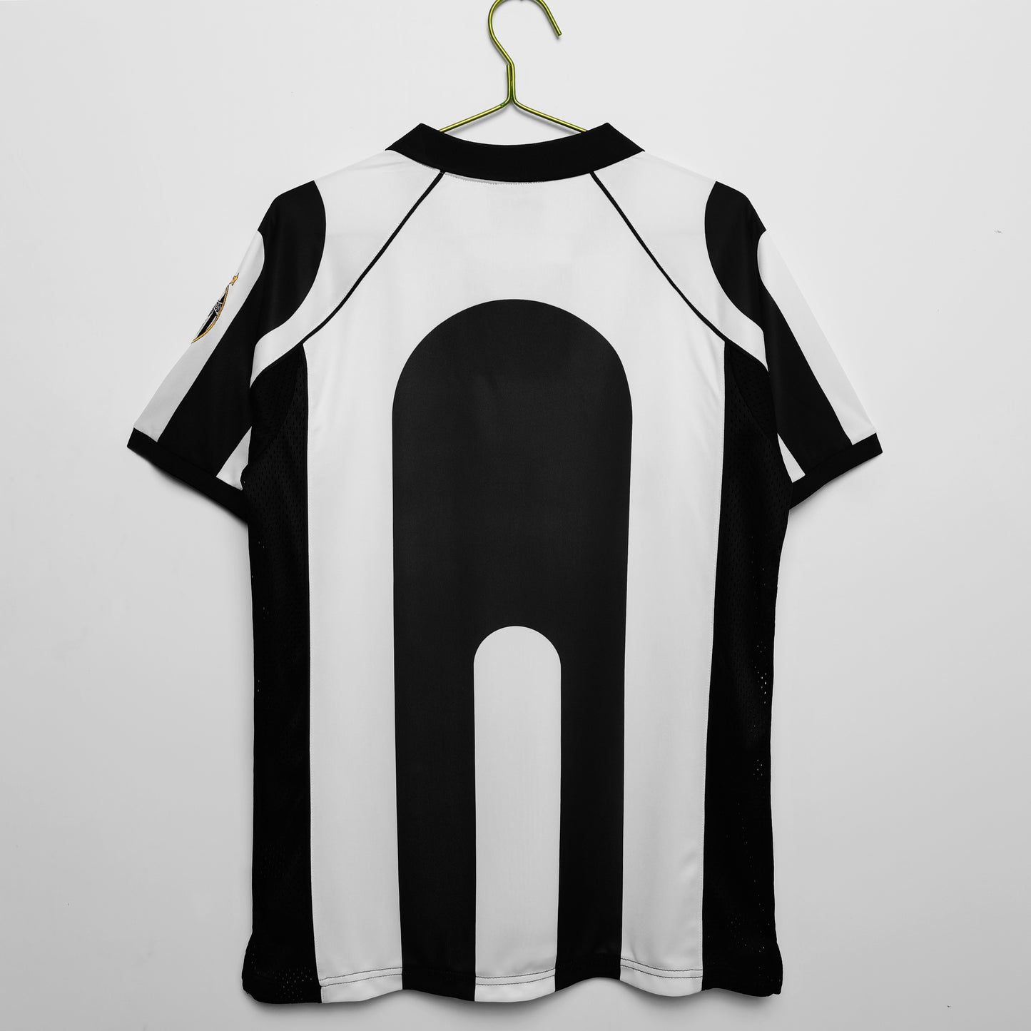 Camiseta retro Juventus 1997/98 primera equipación detalle escudo Zidane – Cortita y al Pie