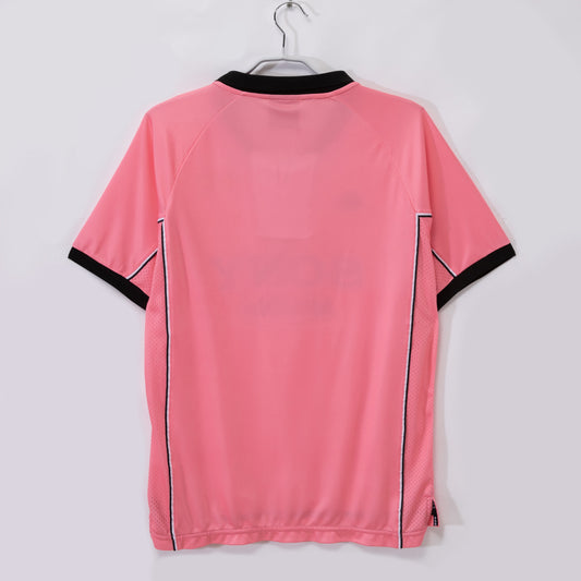 Camiseta retro Juventus 1997/98 segunda equipación detalle escudo bianconeri – Cortita y al Pie