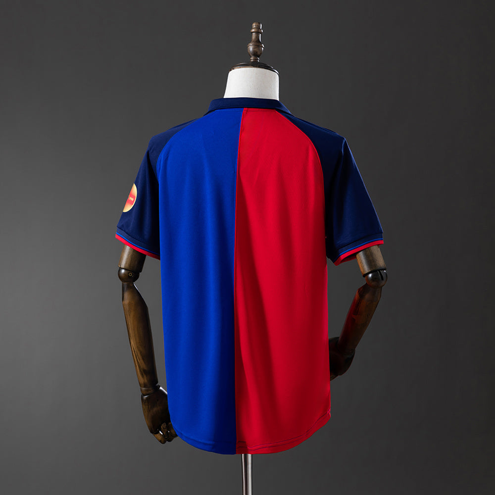 Camiseta retro FC Barcelona 1999 primera equipación detalle escudo – Cortita y al Pie
