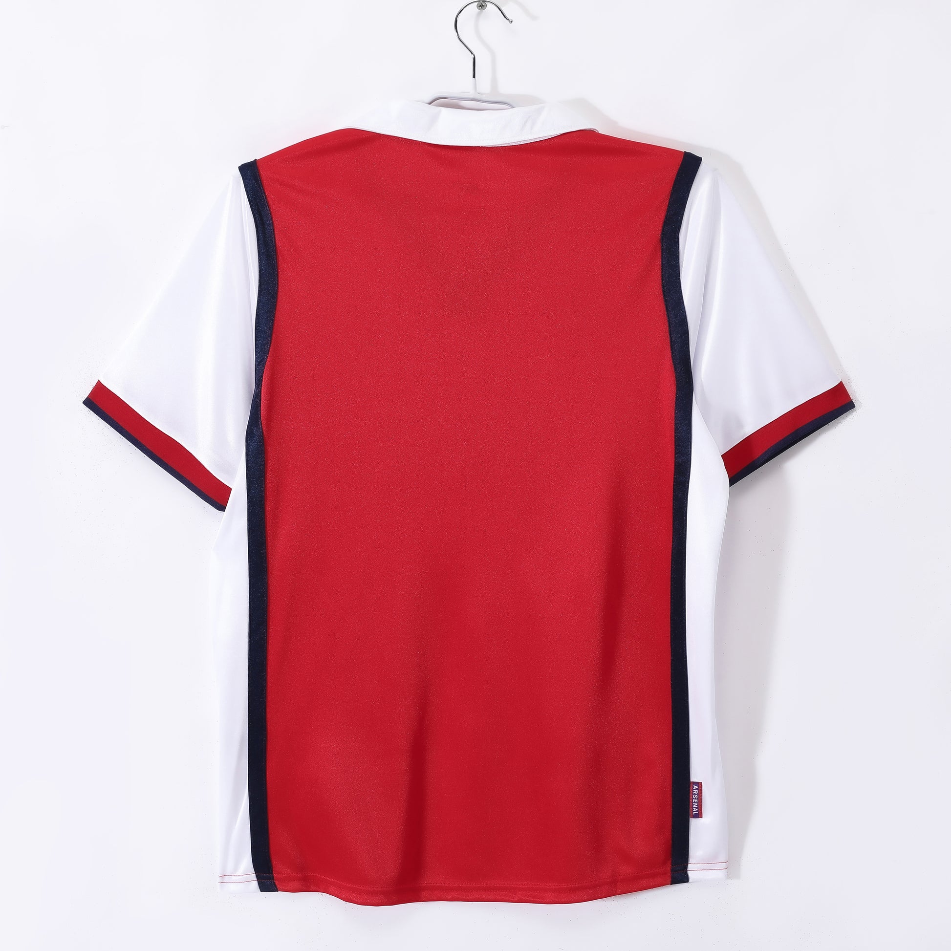 Camiseta retro Arsenal 1998/99 primera equipación detalle escudo – Cortita y al Pie