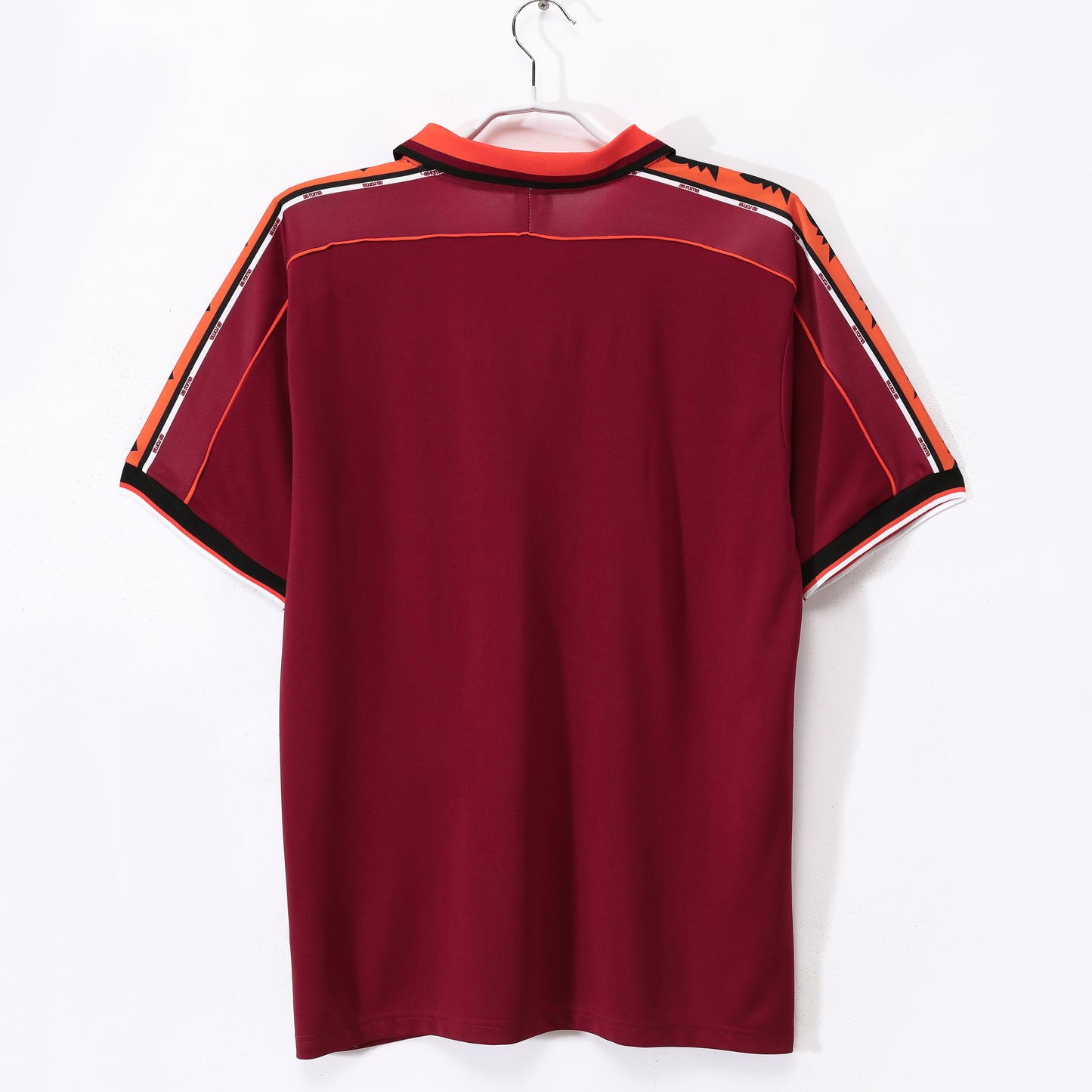 Camiseta retro Roma 1998/99 primera equipación detalle escudo Totti – Cortita y al Pie
