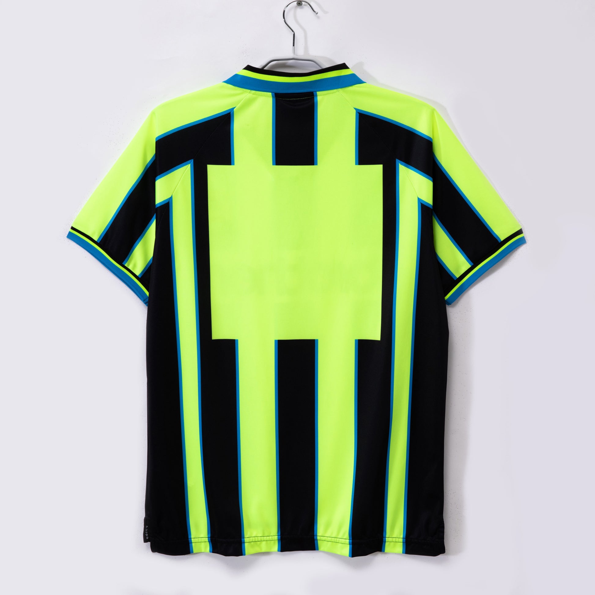 Camiseta retro Manchester City 1998/99 segunda equipación naranja detalle escudo – Cortita y al Pie