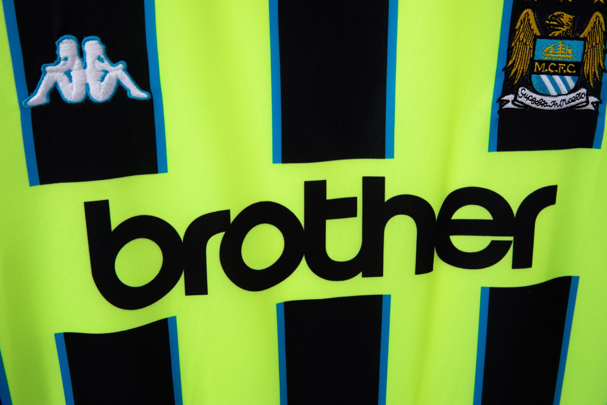 Camiseta retro Manchester City 1998/99 segunda equipación naranja lateral – Cortita y al Pie