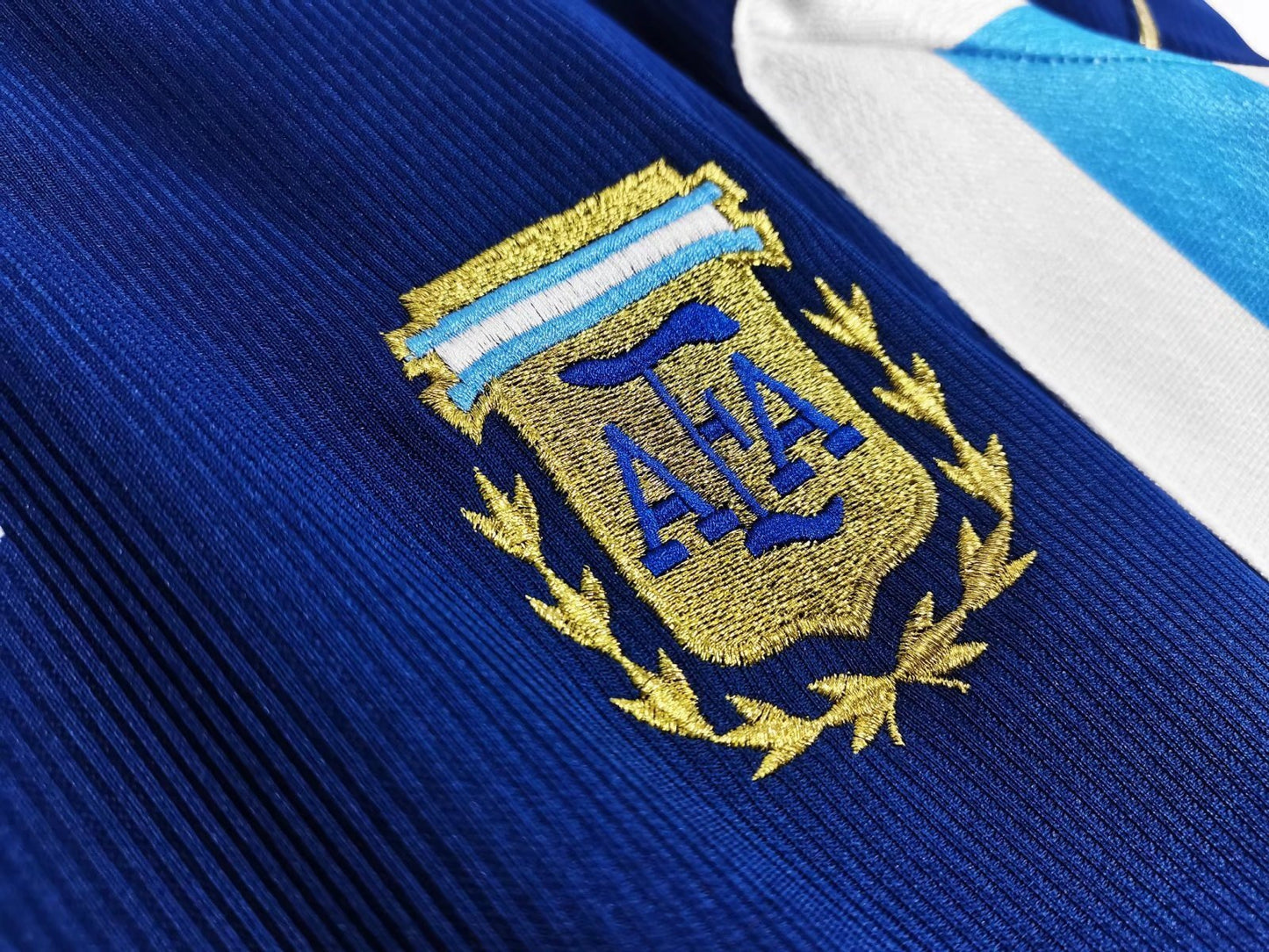 Camiseta retro Argentina 1998 segunda equipación azul lateral – Cortita y al Pie
