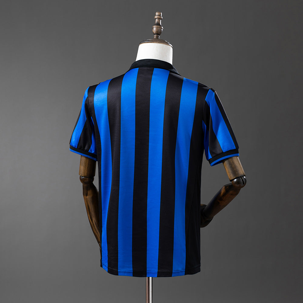 Camiseta retro Inter de Milán 1998/99 primera equipación detalle escudo – Cortita y al Pie