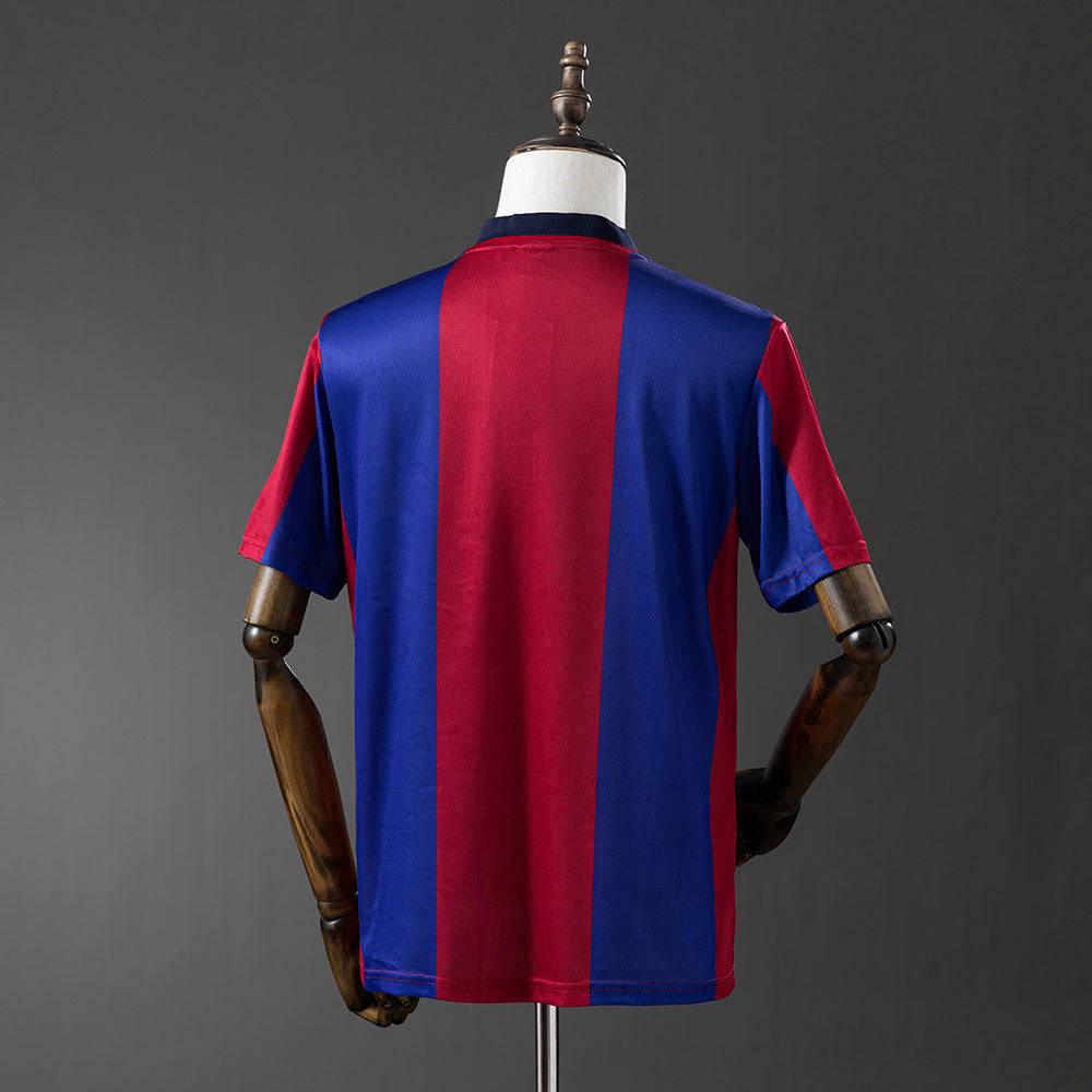 Camiseta retro FC Barcelona 1998/99 primera equipación detalle escudo – Cortita y al Pie