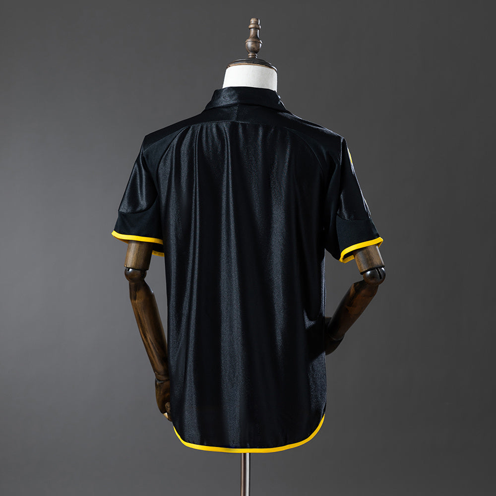 Camiseta retro Real Madrid 1998/99 segunda equipación morada detalle escudo – Cortita y al Pie