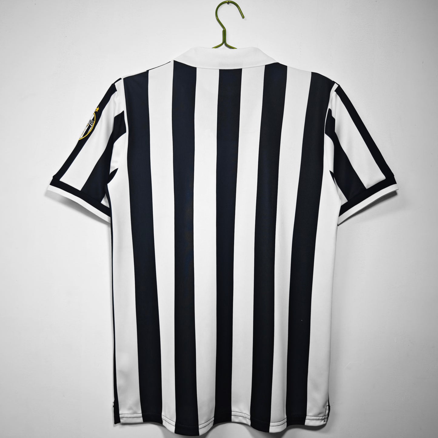 Camiseta retro Juventus 1998/99 primera equipación detalle escudo – Cortita y al Pie