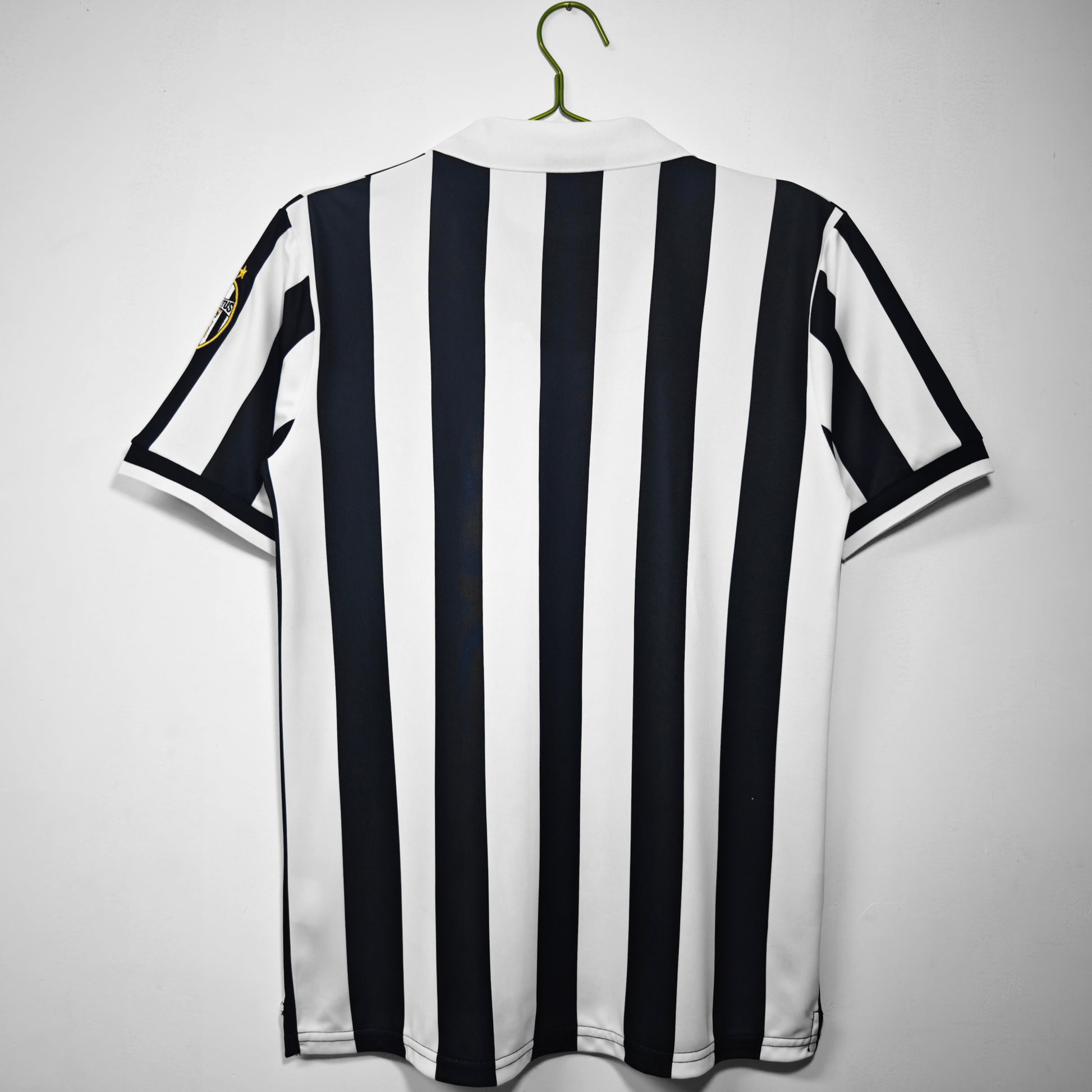Camiseta retro Juventus 1998/99 primera equipación detalle escudo – Cortita y al Pie