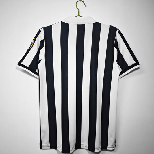 Camiseta retro Juventus 1998/99 primera equipación detalle escudo – Cortita y al Pie