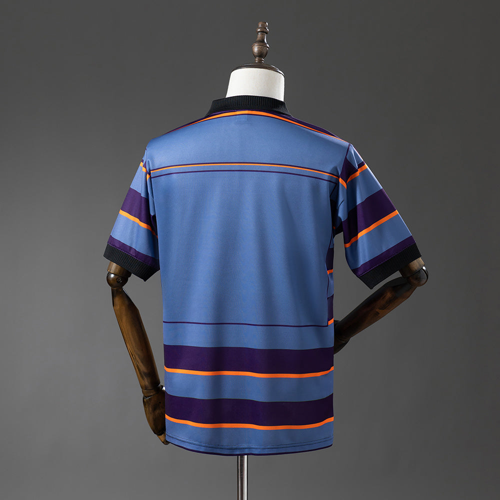 Camiseta retro Valencia CF 1999/00 tercera equipación detalle escudo – Cortita y al Pie