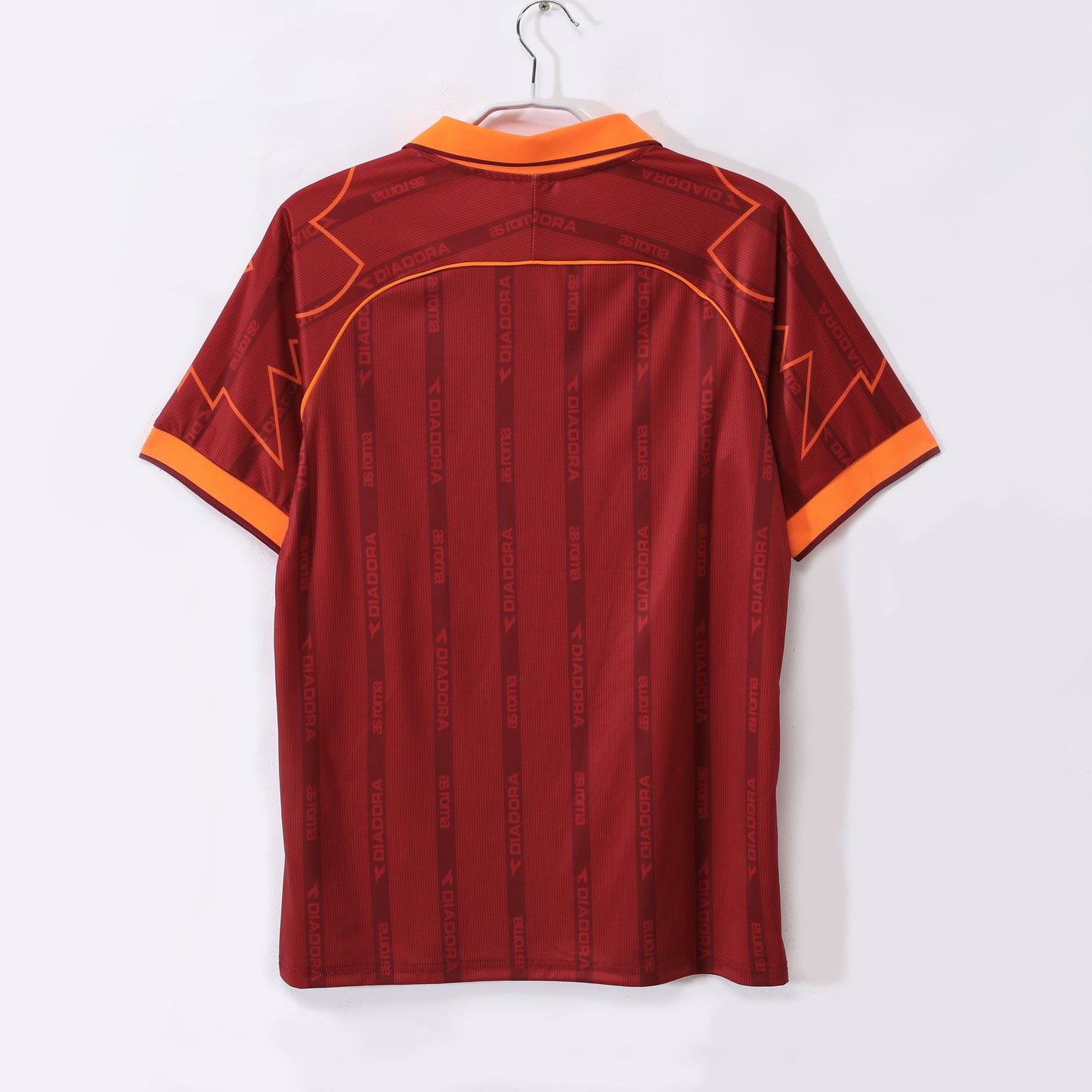 Camiseta retro Roma 1999/00 primera equipación detalle escudo Olimpico – Cortita y al Pie