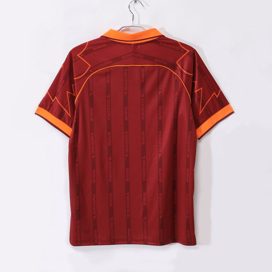 Camiseta retro Roma 1999/00 primera equipación detalle escudo Olimpico – Cortita y al Pie