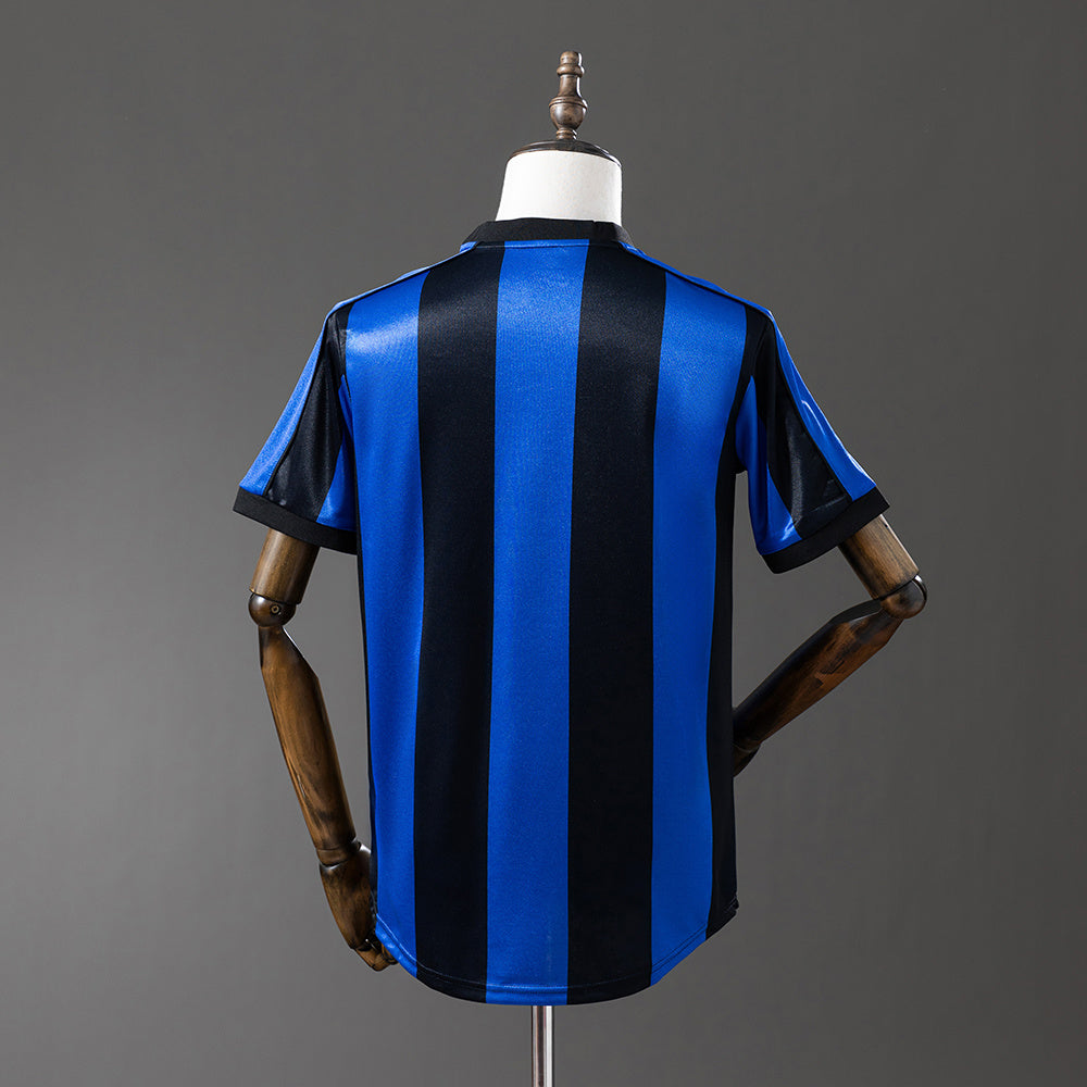 Camiseta retro Inter de Milán 1999/00 primera equipación detalle escudo San Siro – Cortita y al Pie