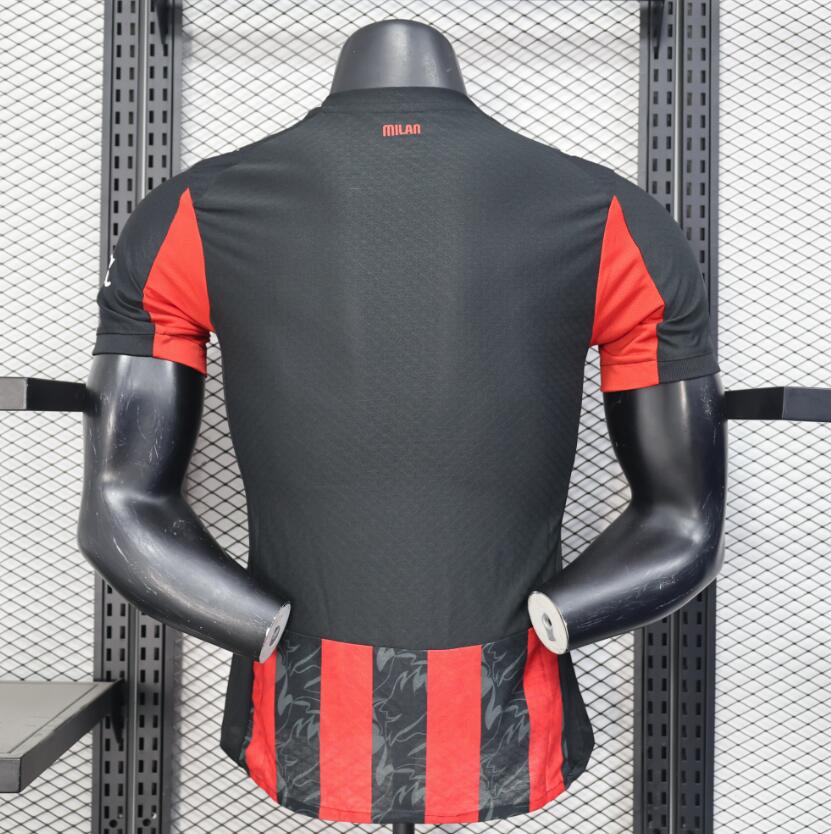 Camiseta AC Milan 2025/26 primera equipación versión jugador detalle escudo – Cortita y al Pie