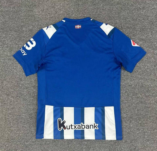 Camiseta Alavés 2025/26 primera equipación versión fan detalle escudo – Cortita y al Pie