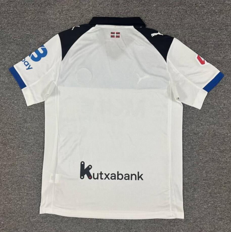 Camiseta Alavés 2025/26 segunda equipación versión fan detalle escudo – Cortita y al Pie
