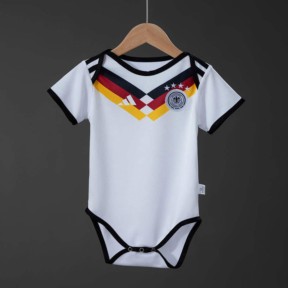 Body Alemania Mundial 2026 primera equipación versión bebé blanca – Cortita y al Pie