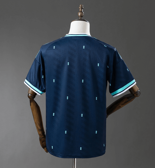 Camiseta Alemania Mundial 2026 segunda equipación versión fan negra detalle escudo – Cortita y al Pie