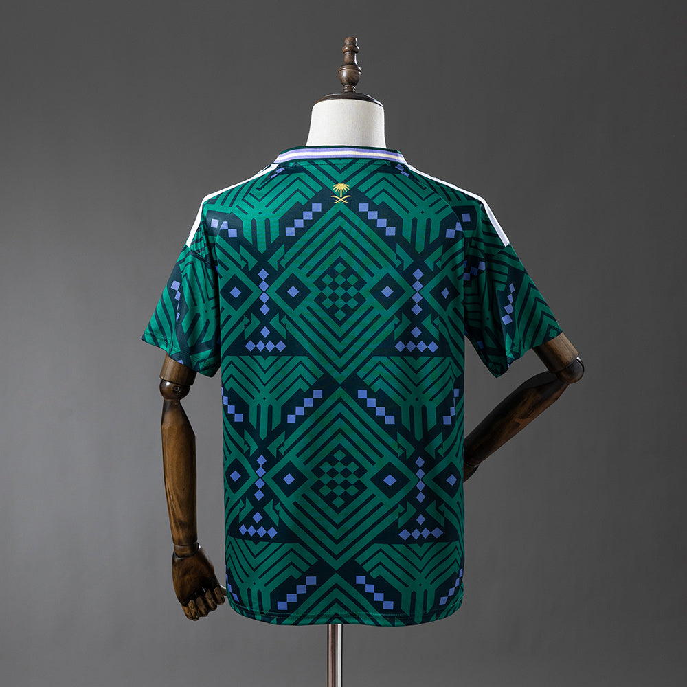 Camiseta Arabia Saudí Mundial 2026 primera equipación versión fan detalle escudo – Cortita y al Pie