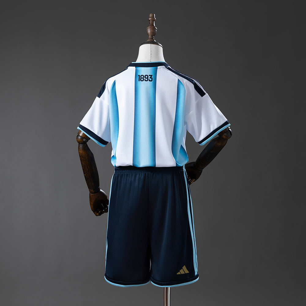 Camiseta Argentina Mundial 2026 primera equipación versión niño detalle escudo – Cortita y al Pie