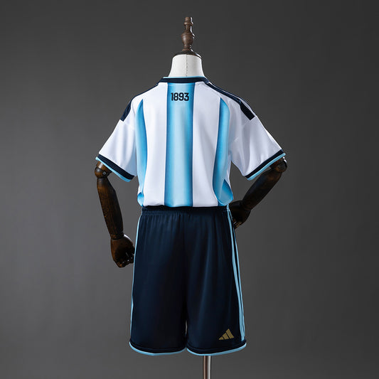 Camiseta Argentina Mundial 2026 primera equipación versión niño detalle escudo – Cortita y al Pie