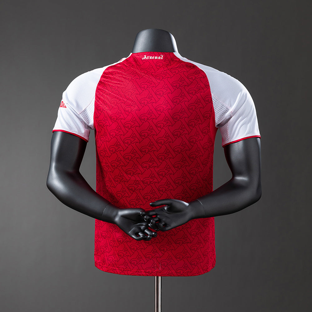 Camiseta Arsenal 2025/26 primera equipación versión jugador detalle escudo – Cortita y al Pie