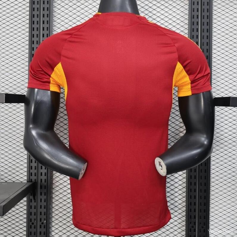 Camiseta Roma 2025/26 primera equipación versión jugador detalle escudo – Cortita y al Pie