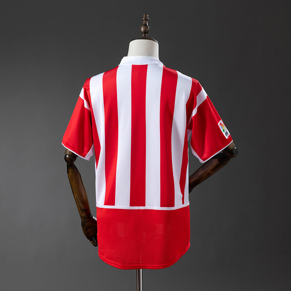 Camiseta retro Atlético de Madrid 2002/03 primera equipación detalle escudo Fernando Torres – Cortita y al Pie