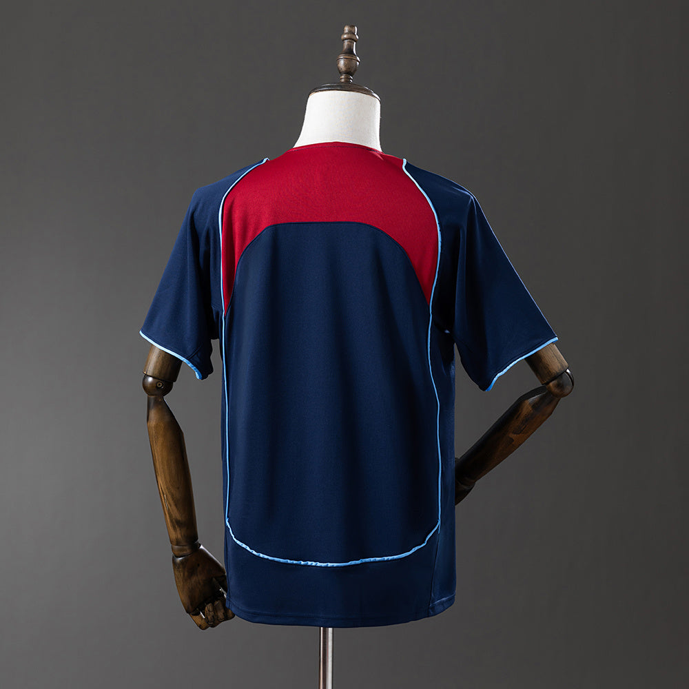 Camiseta retro Atlético de Madrid 2004/05 segunda equipación detalle escudo – Cortita y al Pie