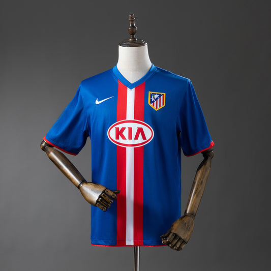 Camiseta retro Atlético de Madrid 2010/11 segunda equipación Agüero Forlan LaLiga – Cortita y al Pie