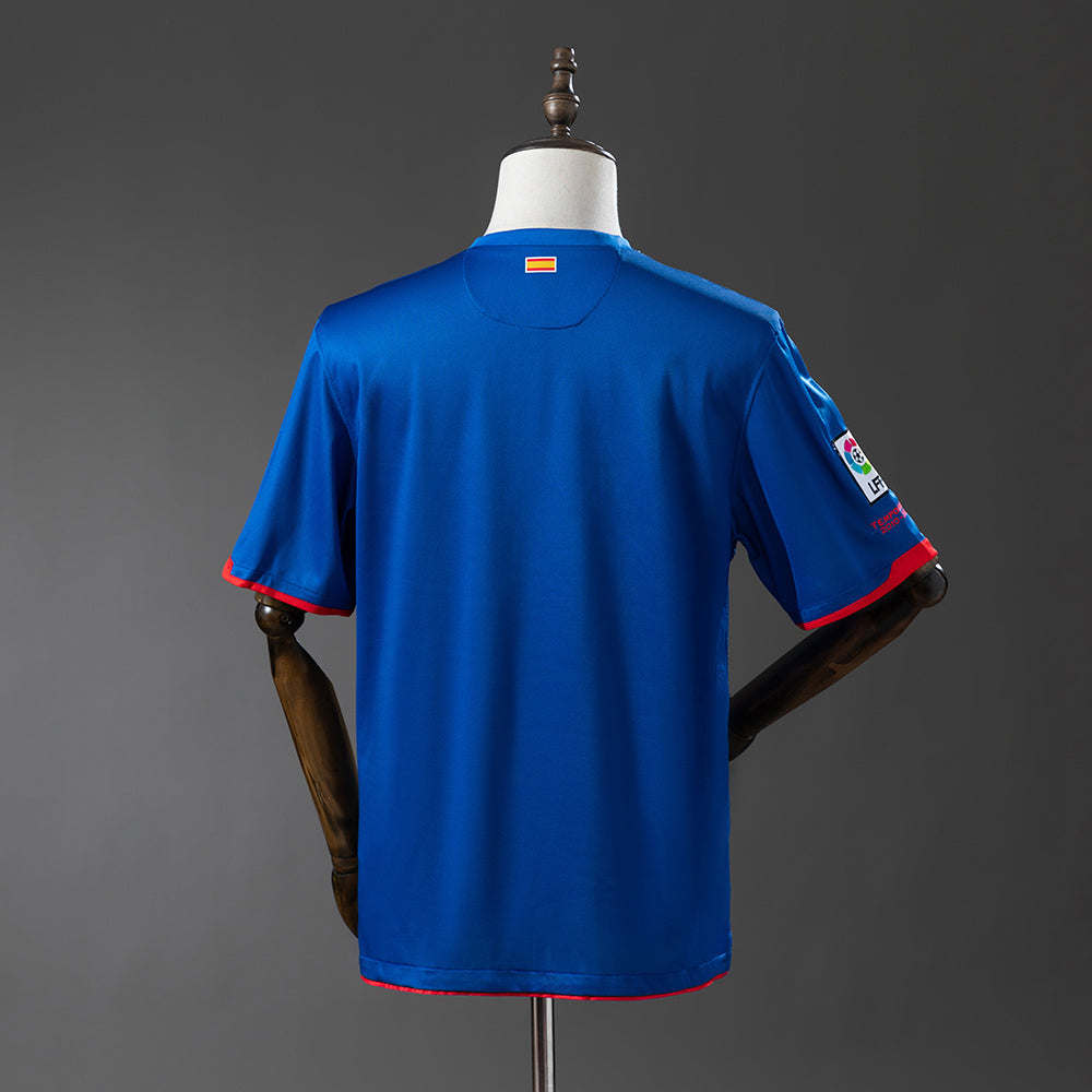 Camiseta retro Atlético de Madrid 2010/11 segunda equipación detalle escudo – Cortita y al Pie