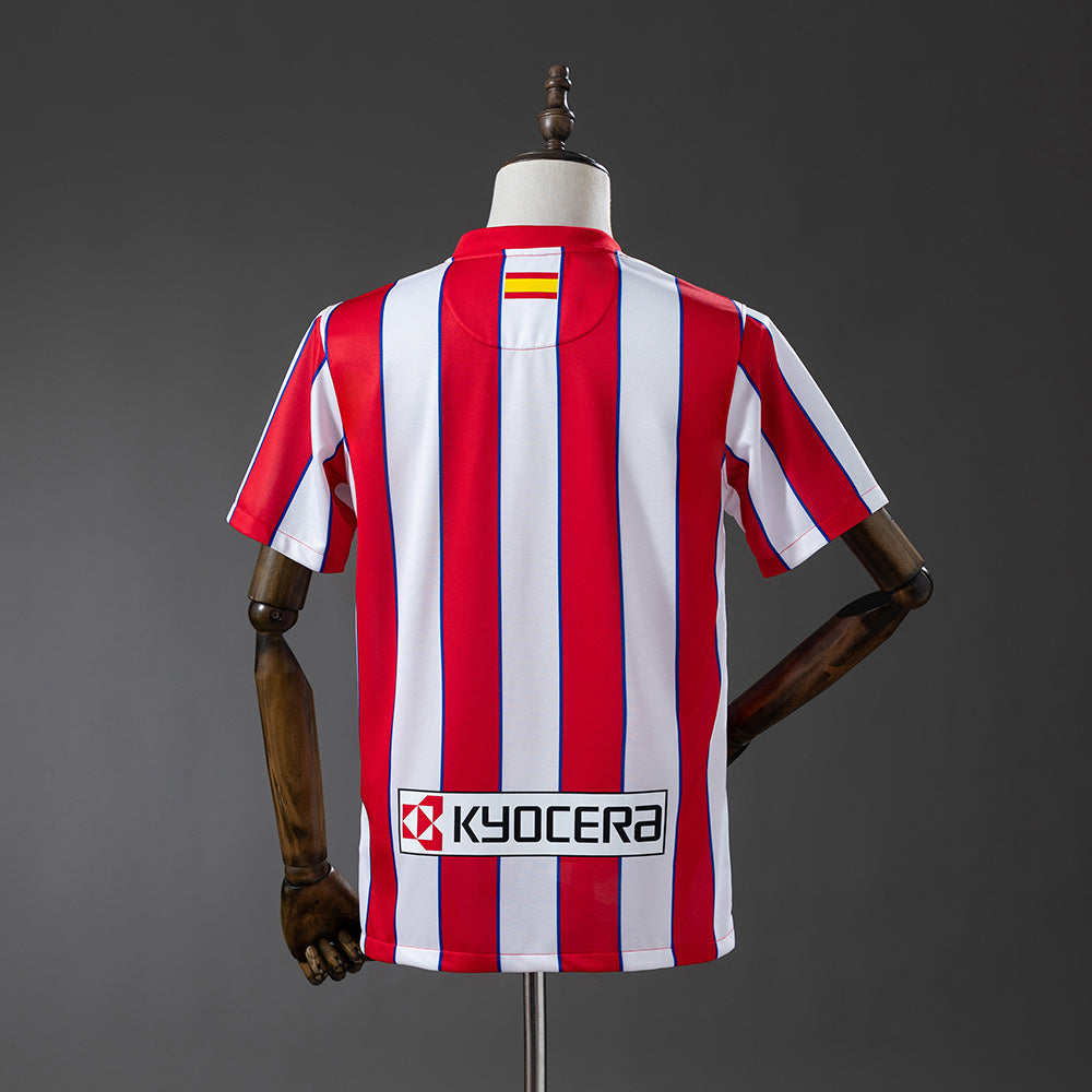 Camiseta retro Atlético de Madrid 2011/12 primera equipación detalle escudo Falcao – Cortita y al Pie