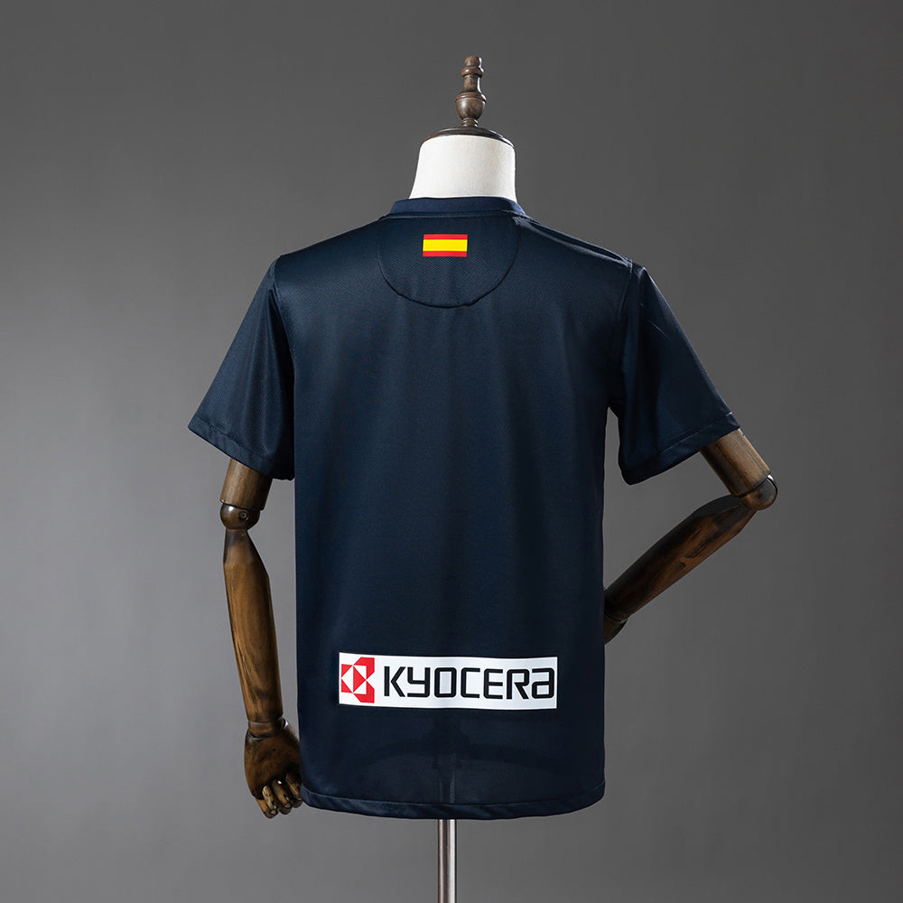 Camiseta retro Atlético de Madrid 2011/12 segunda equipación detalle escudo – Cortita y al Pie