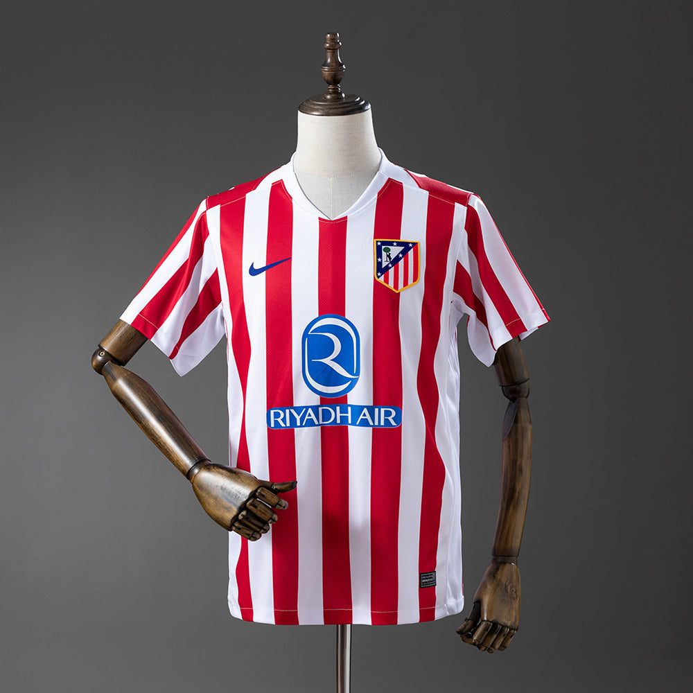 Camiseta Atlético de Madrid 2025/26 primera equipación versión fan rojiblanco Metropolitano – Cortita y al Pie