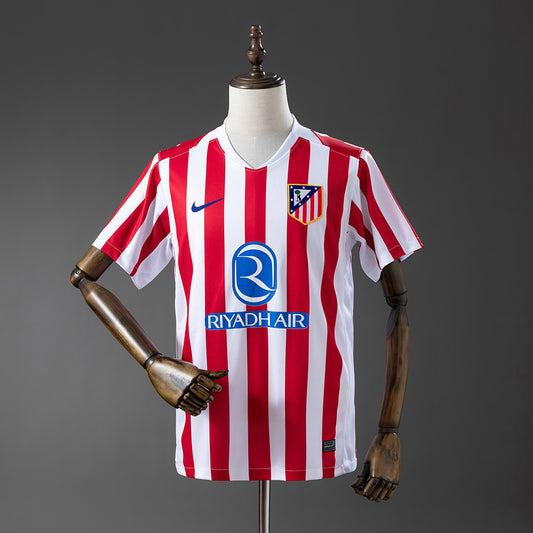 Camiseta Atlético de Madrid 2025/26 primera equipación versión fan rojiblanco Metropolitano – Cortita y al Pie
