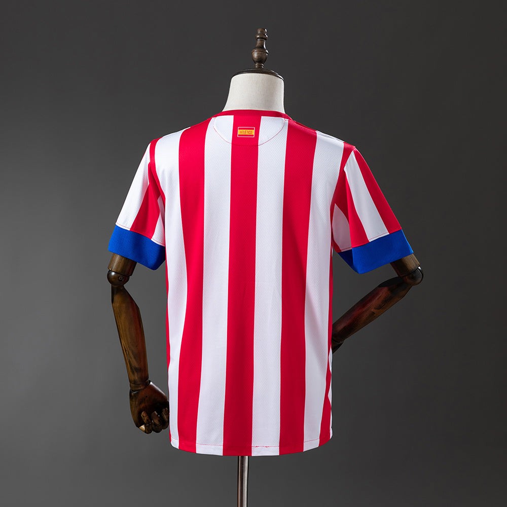 Camiseta retro Atlético de Madrid 2012/13 primera equipación detalle escudo Falcao – Cortita y al Pie