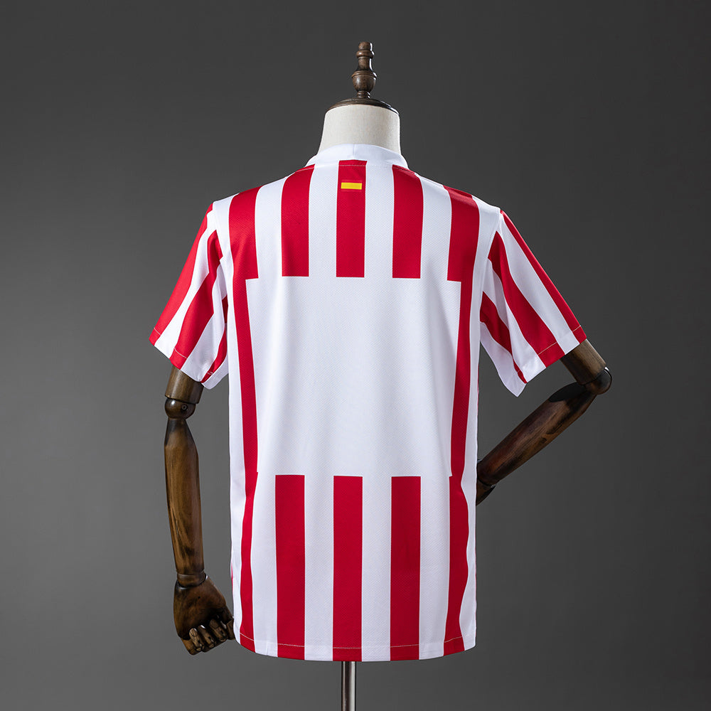 Camiseta Atlético de Madrid 2025/26 primera equipación versión fan detalle escudo – Cortita y al Pie